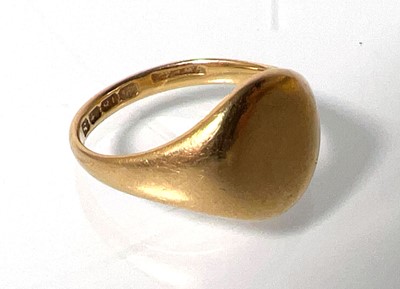 Lot 432 - An 18ct gold oval shaped signet ring. Approx....