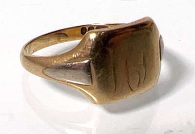 Lot 434 - A 9ct gold signet ring with engraved...