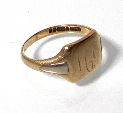 Lot 434 - A 9ct gold signet ring with engraved...