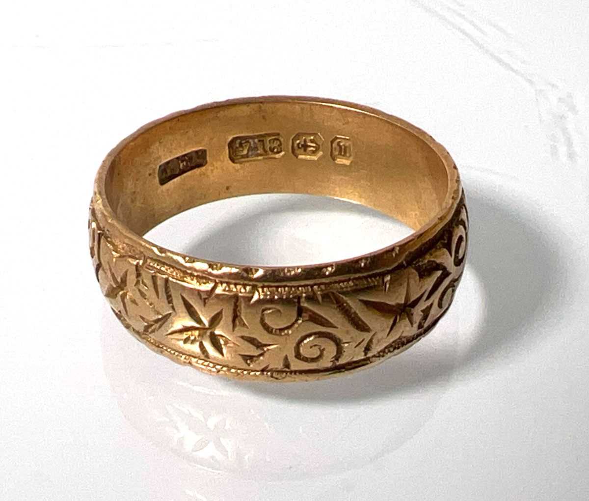 Lot 437 - A Victorian 18ct gold engraved wedding band....