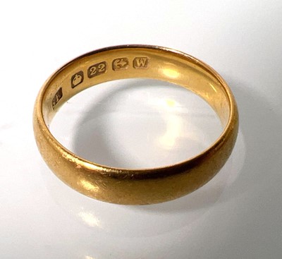 Lot 449 - A 22ct gold 'D' shaped wedding band. Approx....