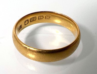 Lot 449 - A 22ct gold 'D' shaped wedding band. Approx....