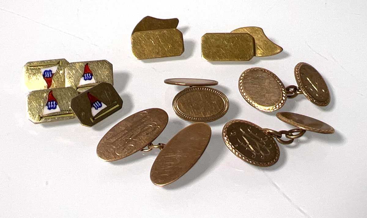 Lot 463 - A collection of 9ct gold and yellow metal...