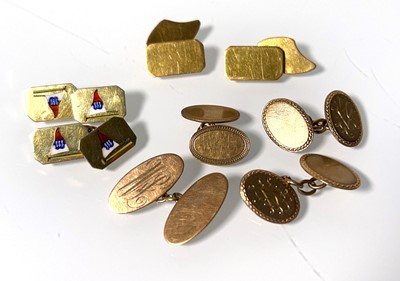 Lot 463 - A collection of 9ct gold and yellow metal...