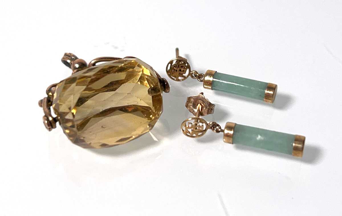 Lot 465 - A 9ct gold and citrine spinner fob together...