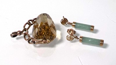 Lot 465 - A 9ct gold and citrine spinner fob together...