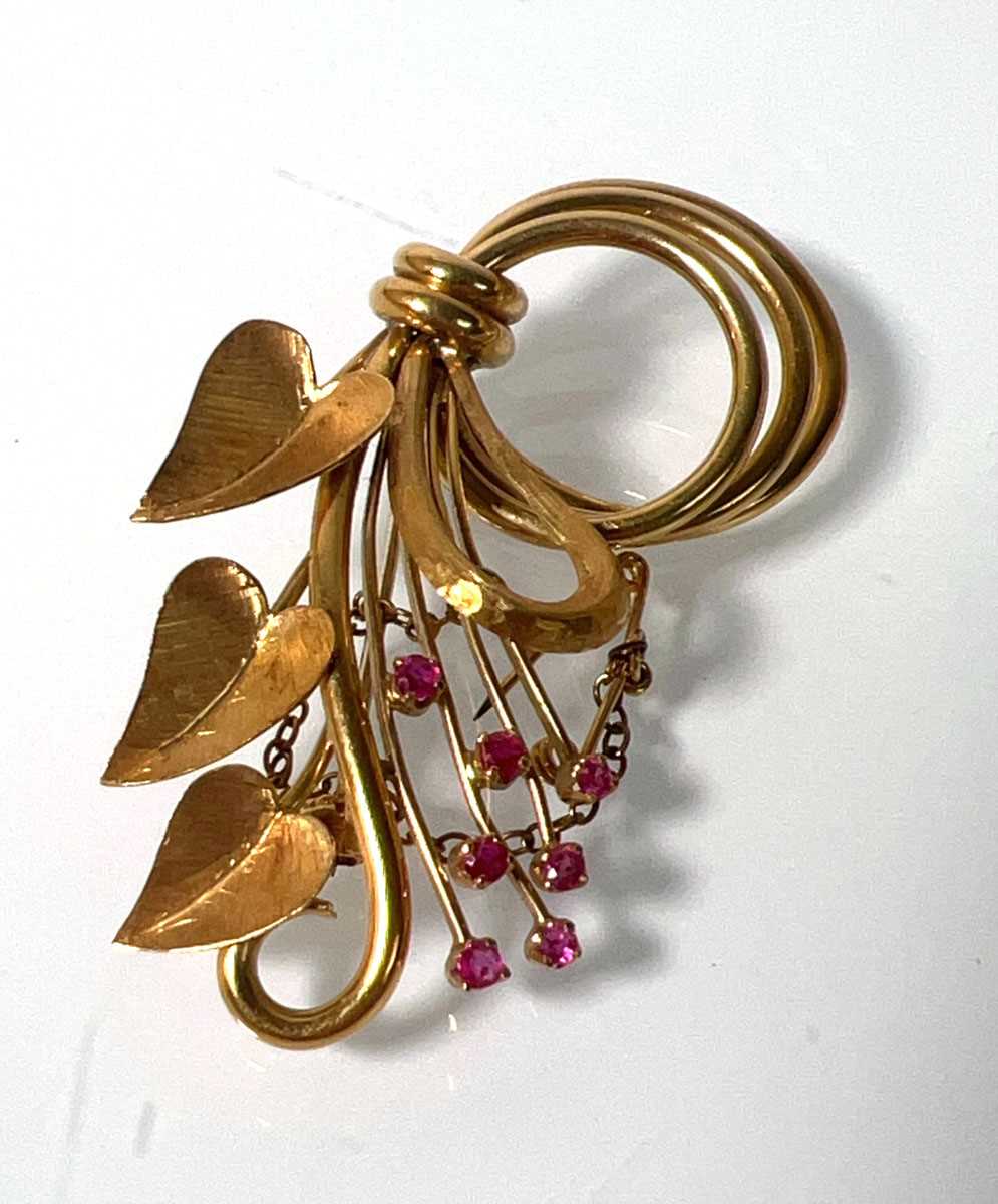Lot 467 - An 18ct gold floral splay brooch set with...