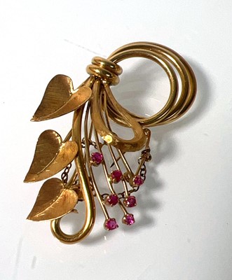 Lot 467 - An 18ct gold floral splay brooch set with...