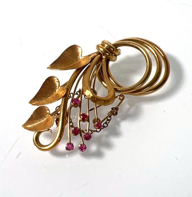 Lot 467 - An 18ct gold floral splay brooch set with...