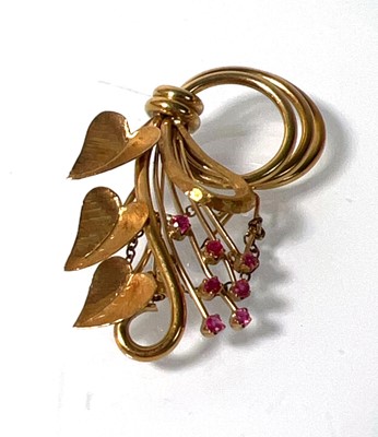 Lot 467 - An 18ct gold floral splay brooch set with...