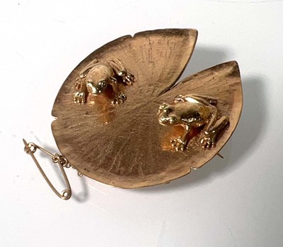 Lot 471 - A large 9ct gold brooch modelled as two frogs...