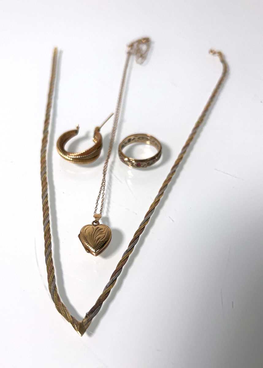 Lot 473 - A collection of 9ct gold and yellow metal...