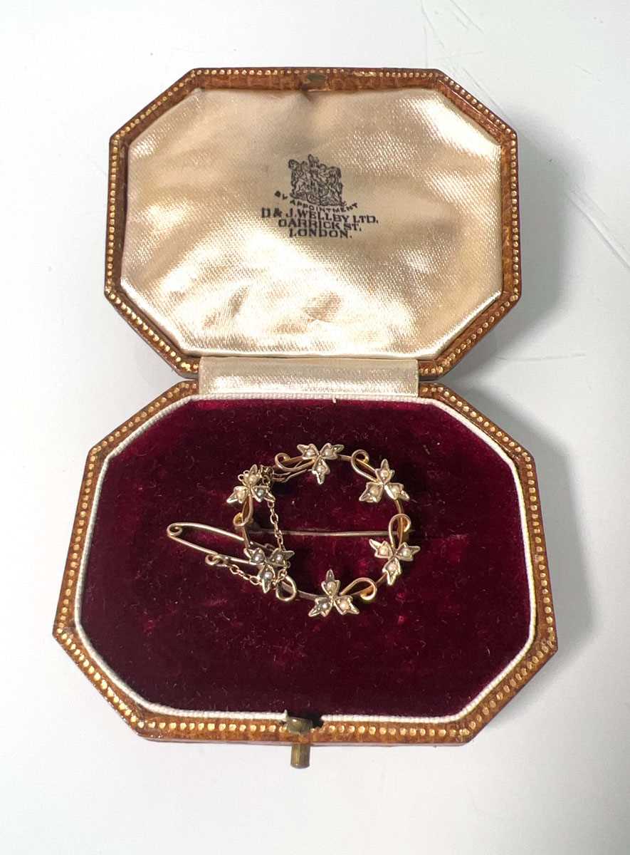 Lot 474 - A yellow metal and pearl garland brooch marked...