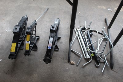 Lot 26 - 3 assorted black vehicle jacks
