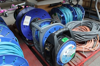 Lot 72 - 5 assorted extension reels