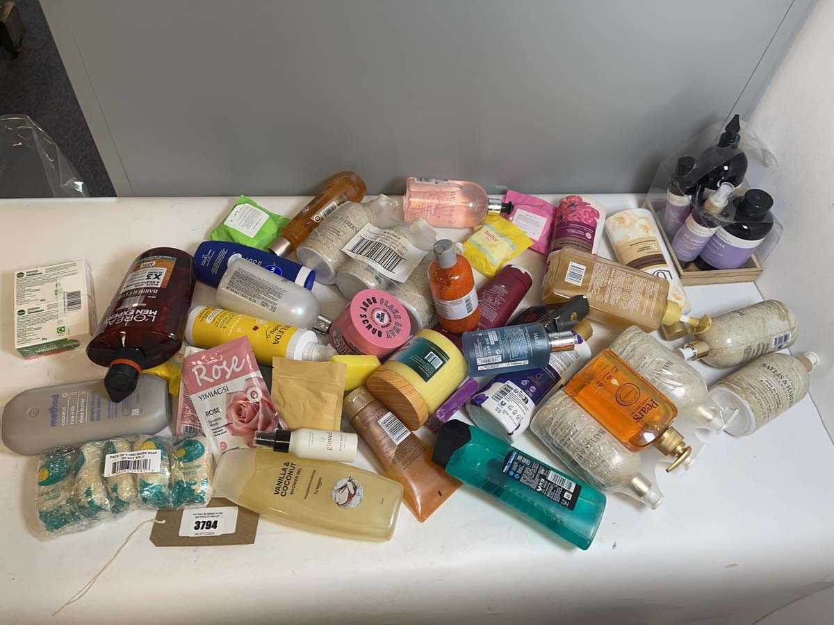 Lot 3794 - Large bag of mixed toiletries
