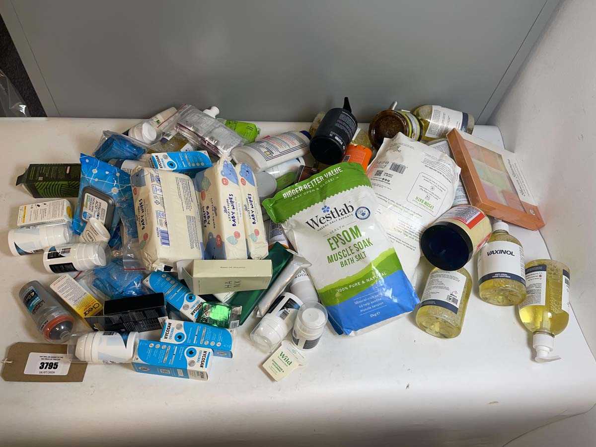 Lot 3795 - Large bag of mixed toiletries