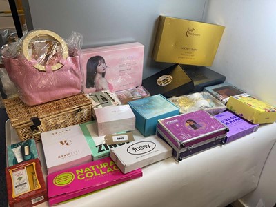 Lot 3807 - Large quantity of various toiletry gift sets...