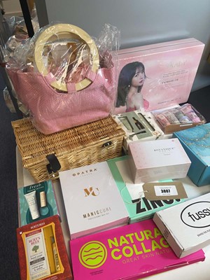 Lot 3807 - Large quantity of various toiletry gift sets...