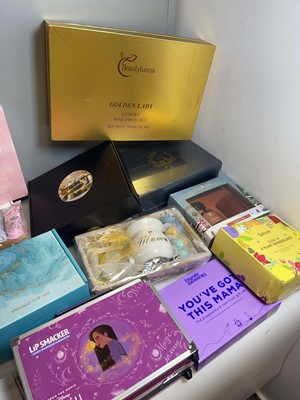 Lot 3807 - Large quantity of various toiletry gift sets...
