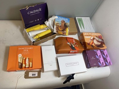 Lot 3818 - 9x Cosmetic gift sets to include The White...