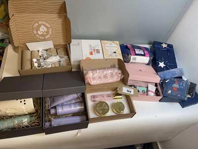 Lot 3819 - Various toiletry gift sets