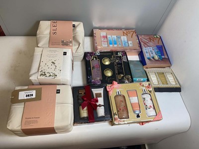 Lot 3820 - M&S, Bayliss & Harding and No7 toiletry gift sets