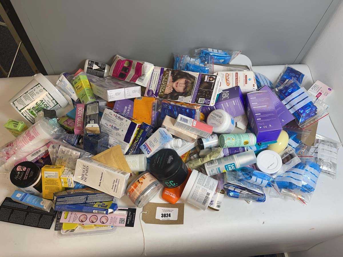 Lot 3824 - Large bag of mixed toiletries