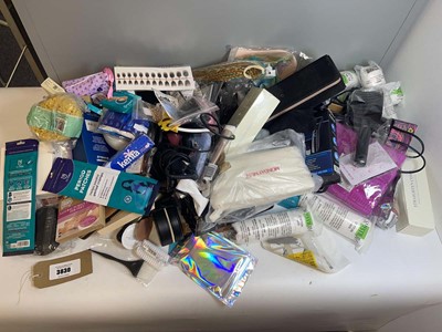 Lot 3830 - Large bag of health & beauty related accessories