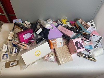 Lot 3843 - Health & Beauty related accessories