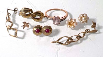 Lot 487 - A collection of 9ct gold and yellow metal...