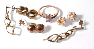 Lot 487 - A collection of 9ct gold and yellow metal...