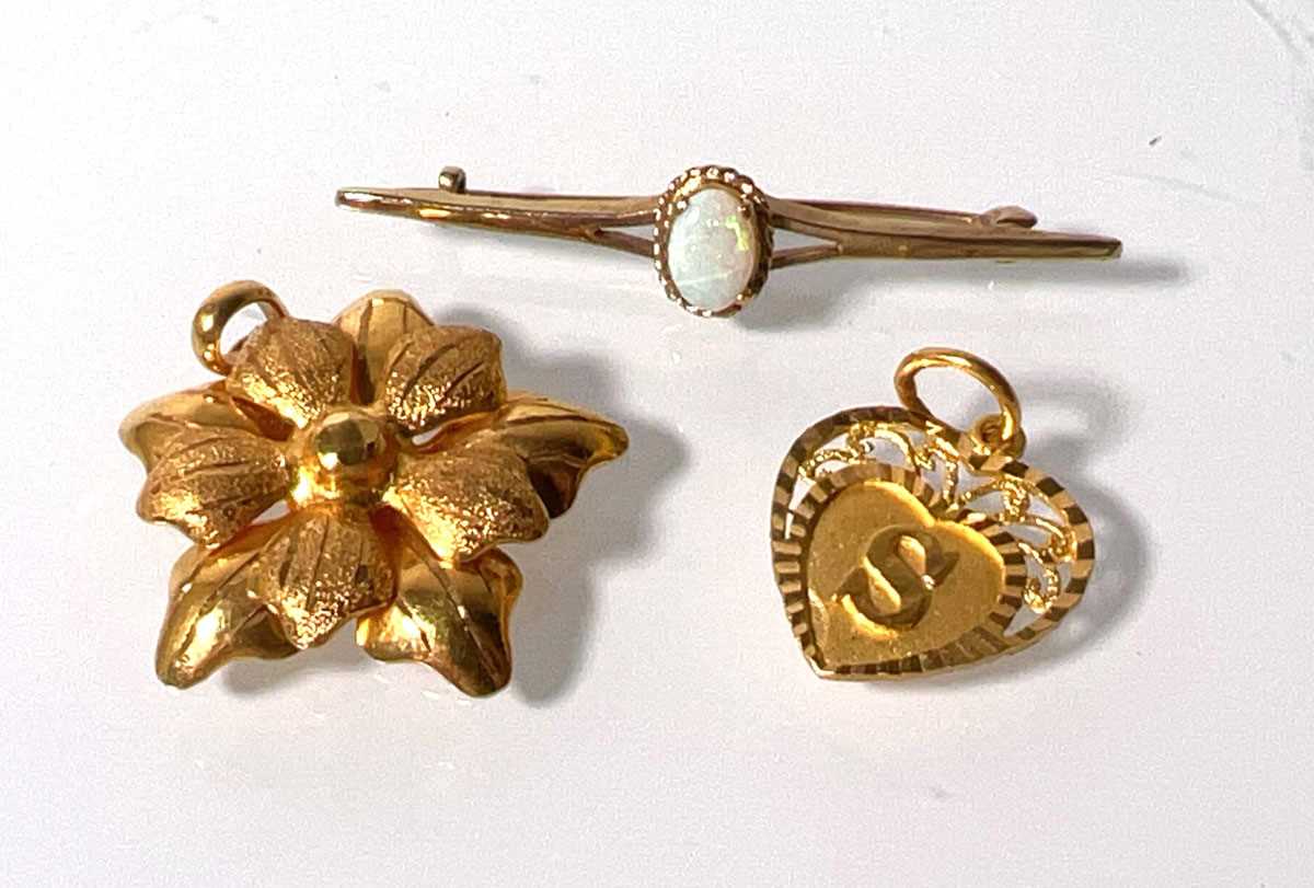 Lot 488 - A yellow metal flower pendant marked 'M.A 21c'...