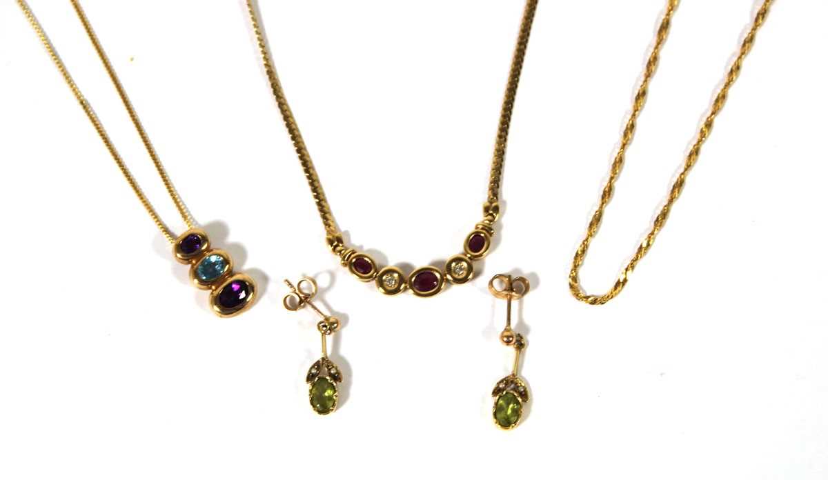 Lot 502 - A selection of 9ct gold jewellery to include a...