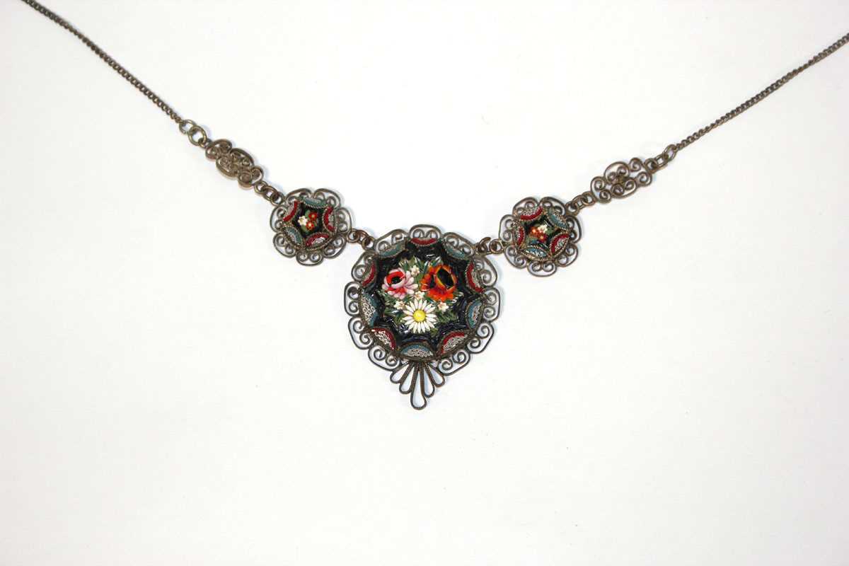 Lot 514 - An early 20th century filigree and micro...