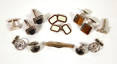 Lot 520 - A collection of silver and white metal...