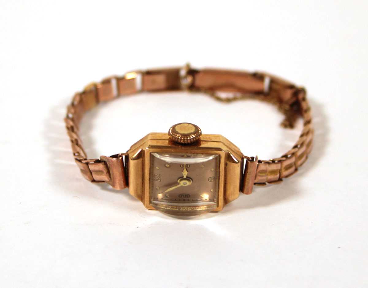 Lot 539 - A ladies yellow metal cased wristwatch, the...