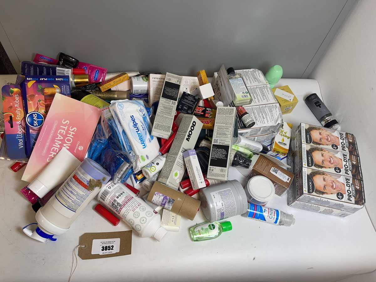 Lot 3852 - Large bag of mixed toiletries
