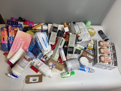 Lot 3852 - Large bag of mixed toiletries