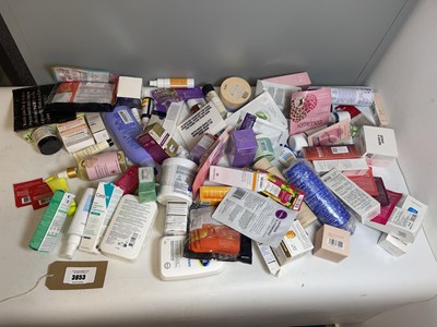 Lot 3853 - Large bag of skincare products