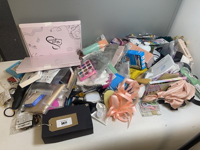 Lot 3871 - Health & Beauty related accessories