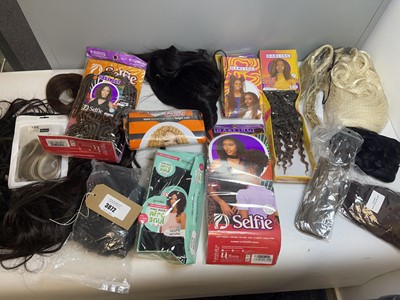 Lot 3872 - Wigs & hair extensions