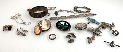 Lot 356 - A mixed group of silver and metalware...