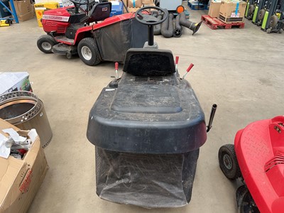 Lot 4152 - Murray petrol ride on lawn mower plus key