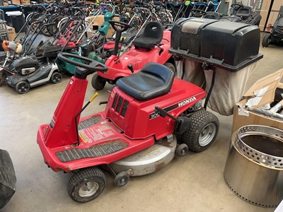Lot 4153 - Honda 3009 petrol ride on lawn mower, plus key