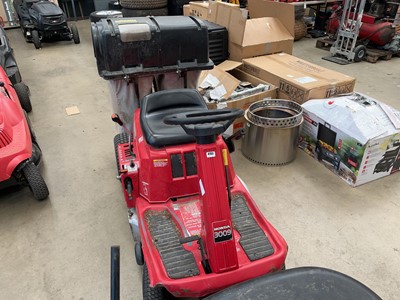 Lot 4153 - Honda 3009 petrol ride on lawn mower, plus key