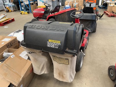 Lot 4153 - Honda 3009 petrol ride on lawn mower, plus key
