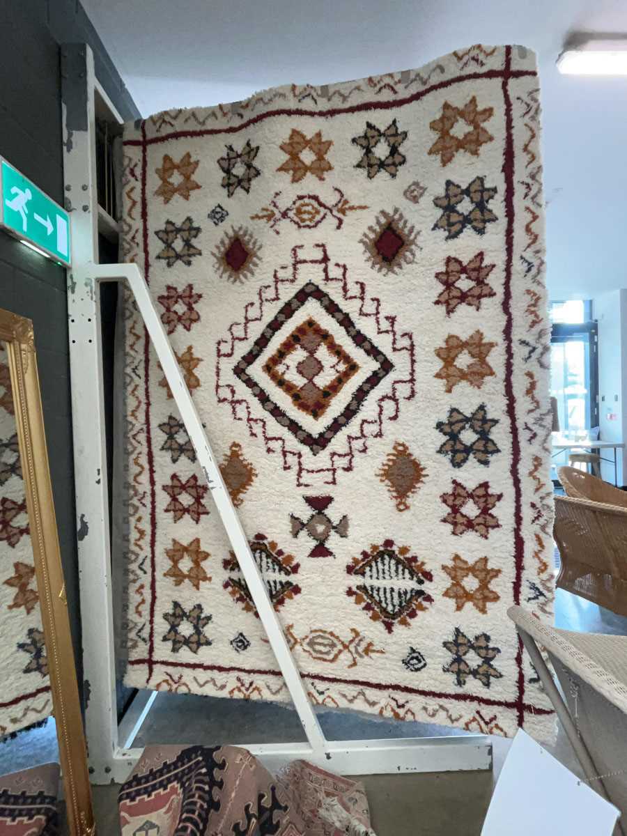 Lot 5001 - Carpet with star and geometric pattern, ivory...