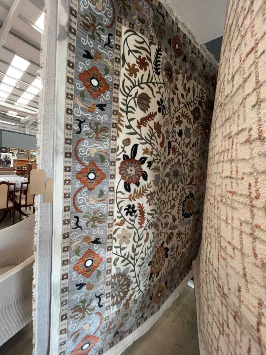 Lot 5002 - Carpet with multicoloured floral pattern
