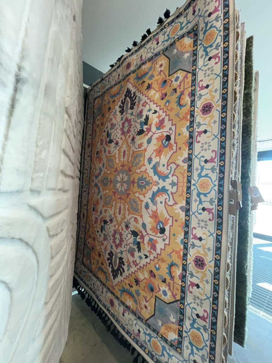 Lot 5005 - Multicoloured floral carpet
